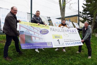 Motorsportvereine bereichern das Zschopauer Familienfest - Mirko Caspar, Marco Kolenda, Ben Wagner und Jens Wagner (von links) bringen eins der Werbeplakate an.