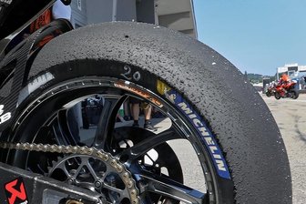 Motto beim Reifenpoker auf dem Sachsenring: das Beste aus zwei Welten - So sieht der Hinterreifen des 22-jährigen WM-Führenden Fabio Quartararo nach acht Minuten Fahrzeit im zweiten Training aus. In der Königsklasse MotoGP rüstet Michelin die Teams aus.