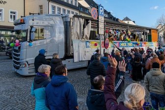 Motto in Hainichen: Dann kommt der Fasching eben zu den Leuten - Der HKK ist mit einem Lkw durch die Stadt gefahren und hat so lautstark für Faschingsstimmung gesorgt.
