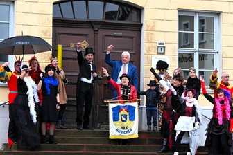 Motto, Schlüssel, Prinzenpaare: Alle Termine zum Fasching in der Region Mittweida - Bei der Schlüsselübergabe stand der Hainichener Karnevalsklub mit OB Dieter Greysinger am Samstag um 11.11 Uhr noch im Regen. Im Februar soll es mit dem neuen Motto dann richtig heiß werden, es geht ins Moulin Rouge.