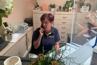 Motzen und Meckern im Wartezimmer: Zwickauer Augenarzt zwischen Verständnis und Frust - Schwester Jana Müller am Tresen. Manchmal geht es hoch her.