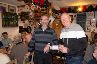 Mount-Everest-Bezwinger Jörg Stingl erinnert in Lunzenau an ein Jubiläum - Bei Prellbock-Betreiber Matthias Lehmann zählt Bergsteiger Jörg Stingl seit Jahren als Stammgast und Referent.
