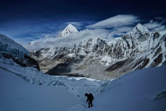 Mount Everest: Rekordzahl an Kletterzulassungen - Ein Bergsteiger klettert zum Everest-Basislager ab. (Foto Archiv)