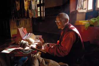 Mount Everest und mehr: Fotograf Olaf Schubert zeigt in Plauen Reisebilder aus Tibet - Ein Mönch in einem Kloster in Tibet. Olaf Schubert berichtet von Land und Kultur.