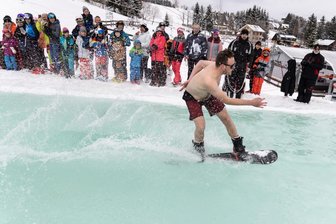 Mount Mallorca am Fichtelberg: Wintersportler feiern Saisonabschluss mit eisiger Wasserrutsche - Zuschauermagnet war die Waterslide, bei der die Teilnehmer ein 17 Meter langes und eisig kaltes Wasserbecken überwinden mussten.