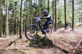 Mountainbike-Enduro: Erfolgreicher Saisonauftakt stimmt Erzgebirger optimistisch fürs Heimspiel - Als Fünfter der Masters-Kategorie fuhr und sprang Toni Moll knapp am Podest vorbei.