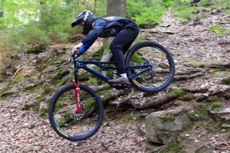 Mountainbike-Enduro: Erzgebirger rast in den Weltcup - Trotz Wurzeln und kleiner Felsen stellen solche Abfahrten für Raphael Weißflog kein Problem dar.