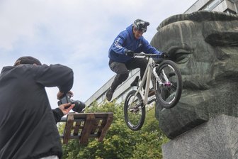 Mountainbike-Profi Lukas Knopf ist erneut mit seiner eigenen Show in der Messe Chemnitz zu Gast - Lukas Knopf mit einer Freestyle-Einlage vor dem Chemnitzer Karl-Marx-Kopf. Am Samstag findet seine Show in der Messe statt.