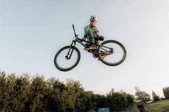 Mountainbike-Star Lukas Knopf eröffnet Pumptrack in Adorf - Mountainbiker und Youtuber Lukas Knopf eröffnet am 24. September die Pumptrack an der Adorfer Lessingstraße.