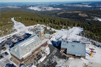 Mountainbike-Trails vom Fichtelberg bis ins Sehmatal gelten als ein Top-Projekt - Blick vom Fichtelberg in Richtung Sehmatal. Auf dieser Strecke sollen nach Ansicht des Vereins Ambition 2030 in Zukunft einmal Mountainbiker auf familienfreundlichen Singletrails ein Sport- und Naturerlebnis der besonderen Art genießen können. 