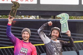 Mountainbiker aus dem Erzgebirge gewinnt Enduro-One-Siere - Zum Abschluss durfte Marc Schubert (rechts) in Eifa wieder einmal die Siegertrophäe in die Höhe stemmen.