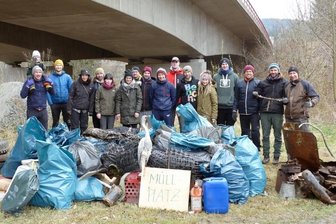 Mountainbiker entdecken "Reifenlager" in der Zschopau - Die Helfer, die am Umwelttag des Shred-Erz-Vereins mit anpackten, sammelten diesmal wieder mehr als 1,5 Tonnen Müll. 