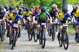 Mountainbiker liefern sich rasante Rennen über Stock und Stein - 