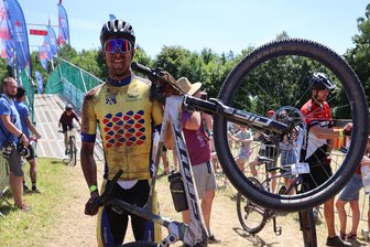 Mountainbiker trotzen der Hitze und dem knüppelharten Kurs - Roy Bruns aus Königswalde schaffte sagenhafte 58 Runden und gewann bereits zum fünften Mal bei den Einzelstartern.