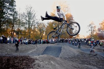 Mountainbiker und Youtuber Lukas Knopf fährt eine Runde mit seinen Fans - Ist bekannt für spektakuläre Einlagen auf dem Mountainbike: der Chemnitzer Lukas Knopf.