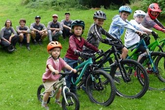 Mountainbiker wollen mit neuen Strecken die Region bereichern - Am Zschopauer Skihang würden die Mountainbiker des Shred-Erz-Vereins, zu denen auch viele Kinder und Jugendliche gehören, gern eine Dualslalom-Strecke herrichten. Ein entsprechendes Konzept hat der Vereinsvorsitzende Toni Fabian dem Stadtrat der Motorradstadt bereits vorgestellt. 