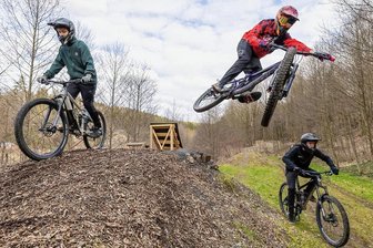 Mountainbiker wollen Rodewisch beim Gewinn einer Wette helfen - Hannes Schönfelder, Christian Wolf und Nino Albrecht (von links) beim Training auf dem Trail.