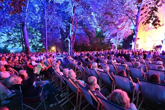 Mozart im Mondschein: Wenn der Kirchpark in Augustusburg zur Konzerthalle wird - Bereits im vorigen Jahr war das Musiksommer-Konzert der Kaufmann-Brüder im Kirchpark ein Besuchermagnet. Auch am Freitag werden mehr als 1500 Besucher erwartet.