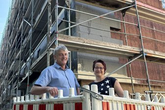 Mozartstraße Frankenberg: Großvermieter AWG öffnet Wohnungstüren - 2024 war die Mozartstraße noch Baustelle: AWG-Vorstände Denise Oehms und Jens Engmann.