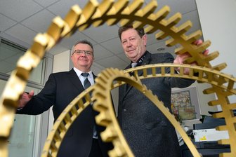 MPT Präzisionsteile Mittweida: Beschäftigte werfen Geschäftsführung Missmanagement vor - Bei der Firmenübergabe im Jahr 2016: Dieter Gebauer (r.) und Josef Schwuger, der damals zusammen mit seiner Frau Gesellschaftsanteile der GmbH übernahm.