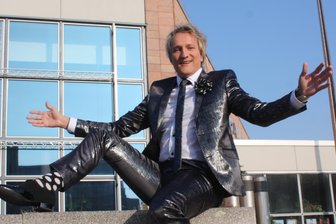 „Mr. Rod“ Marco Wölfer aus Crimmitschau: „Live-Konzerte werden immer meine Nummer eins sein“ - Marco Wölfer, hier vor der Chemnitzer Stadthalle, ist sozusagen im guten Namen von Rod Stewart unterwegs.