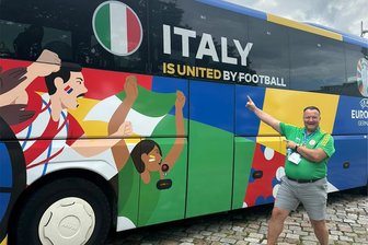 „Mr. Wenger, welcome to Leipzig“: Erzgebirger empfängt Promis bei der EM - Volunteer Frank Reinhold vor dem Bus, mit dem die Italiener unterwegs waren. Diese spielten in Leipzig gegen Kroatien. Mit der Squadra Azzurra verbindet er einen schönen Moment.