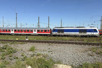 MRB findet endlich Lösung für Abgasproblem im RE 6: Volle Sitzplatzkapazität auf Strecke Leipzig – Chemnitz kehrt zurück - Künftig soll zwischen Lok und Doppelstockwagen ein solcher Wagen gekuppelt werden, hier beim ersten Test in Leipzig letzte Woche.