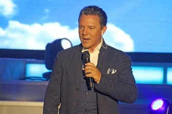 Mross, Musik und ganz viel gute Laune - Gut gelaunt begrüßte Stefan Mross sein Publikum im Freiberger Kultur- und Ballhaus Tivoli.