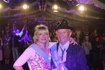 Mrs. Dirndl und Mr. Lederhose bei der Königswalder Wiesn: Diese beiden haben die Wahl gewonnen - Madlen Münch und Karlheinz Grimm haben die erste digitale Abstimmung gewonnen und sind nun Mrs. Dirndl und Mr. Lederhose.