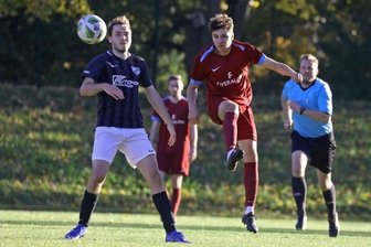 MSV muss lange an der Tanne sägen - Nils Wallasch (rotes Trikot), hier gegen den Thalheimer Lukas Hirsch, brachte die Meeraner mit seinem Tor auf die Siegerstraße.