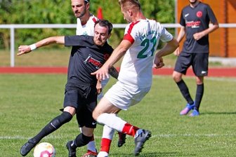 MSV verliert ohne seinen Trainer - Fabian Erler (im Zweikampf links) soll das Angriffsspiel des Meeraner SV beleben. In Limbach-Oberfrohna klappte das nicht. 
