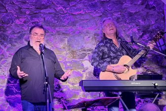 MTS auf Abschiedstour im Erzgebirge: Angriff auf Ohren, Hirn und Lachmuskeln des Publikums - Thomas Schmitt (l.) und Frank Sültemeyer zu Gast im Gewölbekeller Schwarzenberg.