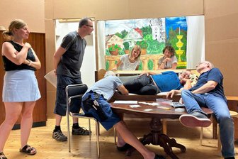 „Muddi streikt“ bringt Publikum im Königswalder Theater zum Lachen - Die Königswalder Laiendarsteller haben bei den Proben viel Spaß.
