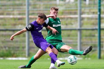 Müde Veilchen mühen sich zu Testspielsieg bei Chemie Leipzig - Leipzigs Philipp Harant versucht, den Schuss von Aues Sean-Andreas Seitz zu blocken.