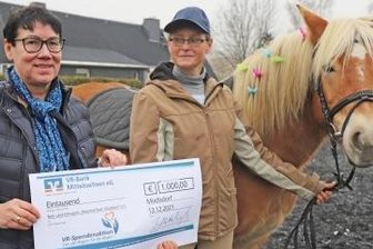 Müdisdorfer Reitverein freut sich über Spende - Angelika Belletti (l.) von der VR-Bank übergibt Silke Lempe, der Vorsitzenden des Reitvereins, die Spendensumme, hier mit Edelbluthaflinger Ceti.