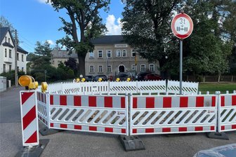 Mühlau lässt Brücke am Rathaus erneuern - Weil die Brücke am Mühlauer Rathausvorplatz marode ist, wird sie erneuert.