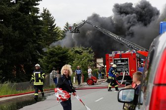 Mühlau macht Weg frei für Löschwasserkonzept - Im Mai 2014 war ein Wohnhaus samt Garage in Mühlau abgebrannt. Die Feuerwehr konnte nur bedingt helfen, da nicht genügend Löschwasser zur Verfügung stand. Das soll sich künftig ändern. Foto: Jan Härtel/Archiv