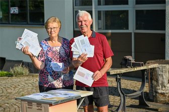 Mühlau oder Hartmannsdorf: Ein Paar, zwei Adressen und eine verrückte Geschichte - Stefan und Christa Uhlmann zeigen Briefe und Karten, die verspätet ihr Bauerngut an der Limbacher Straße in Hartmannsdorf erreichten, weil Zusteller die Adresse nicht fanden. Eine Zufahrt ist nur über Mühlau möglich. Deshalb hat die Familie jahrelang gekämpft, um Mühlauer zu werden. Jetzt hat es endlich geklappt.