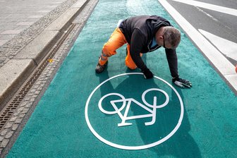 Mühlau plant Radwegneubau nach Penig und Niederfrohna - Markierungsarbeiten für einen neuen Radweg. Soweit ist es in Mühlau noch nicht. Planung soll starten.