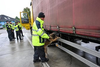 Mühlau: Sperrung der Rastanlage „Am Mühlbachtal“ an A 72 Richtung Leipzig - Eine Polizeikontrolle auf dem Parkplatz „Am Mühlbachtal“ an der A72 bei Mühlau. Zurzeit ist dort gesperrt.