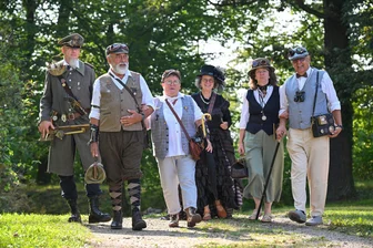 Mühlauer Kulturverein gewinnt mit Steampunk-Idee - Teilnehmer des neuen Mühlauer Treffs „Kett‘l-Lounge“ beim Steampunk-Treffen im Wolkenburger Schlosspark. Jetzt gibt es Geld für das Einrichten eines Treffs im Landgasthof „Linde“.
