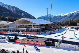 Mühlauer Zeltbauer sorgt für klimatisierte VIP-Bereiche bei der EM - Biathlon-Weltcup im Januar 2024 in Antholz in Südtirol (Italien): Für VIP-Gäste hat der Zelthersteller Eschenbach ein klimatisiertes Doppelstockzelt aufgebaut, auf einer Fläche von 30 mal 45 Metern. So ähnlich sehen die Zelte für die Fußball-EM aus.