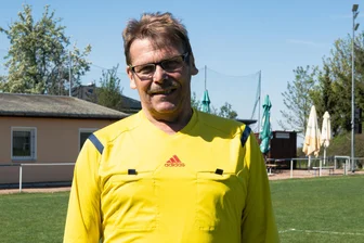Mühlaus 2000-Spiele-Mann: Warum der Rekord-Schiri für 5 DDR-Mark anfing - Noch geht es weiter: Am Sonntag wird Steffen Kreßner beim Spiel zwischen dem SV Geringswalde und der LSV Großhartmannsdorf erneut an der Linie stehen.