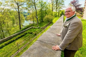 Mühle, Alte Brauerei, Park: So soll sich die Umgebung des Schlosses Pfaffroda verändern - Joachim Diener von Schönberg blickt von der ehemaligen Orangerie auf einen Teil des Parkes und den Teich. 