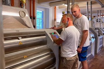 Mühle in Niederwiesa liefert Mehl für 350 Bäckereien - Müller Sven Barthel und Lehrling Lorenz Schild überwachen die Walzenstühle, die das Mehl mahlen.