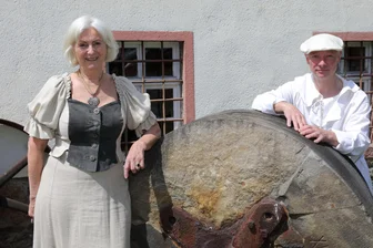 Mühlen im Erzgebirge öffnen ihre Türen: Das ist Raum Aue und Schwarzenberg am Montag los - Hannelore Döscher und ihr Sohn Albrecht – hier ein Bild aus 2023 – freuen sich auf den Mühlentag.