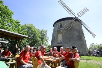 Mühlen, Kloster, Seen und Scheunen: Hier geht es am Himmelfahrtstag in Westsachsen rund - Am Himmelfahrtstag 2019 wurde an der Mühle Tettau im gleichnamigen Schönberger Ortsteil in geselliger Runde gefeiert. 