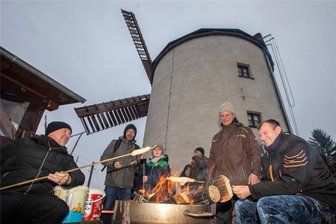 Mühlenadvent in Syrau hat viele Besucher angelockt - Ewa 20 Mitglieder des Dorfclubs legten sich beim Mühlenadvent ins Zeug und sorgten so für weihnachtliche Vorstimmung. Unter anderem wurde Stockbrot am Lagerfeuer gebacken.