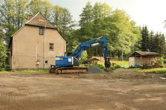 Mühlenrettung in Mechelgrün: Gute Nachrichten für Heimatverein - Das Nebengebäude auf dem Mühlengelände in Mechelgrün ist bereits abgerissen.