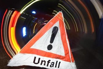 Mühlental: Auto prallt gegen Haustür - 